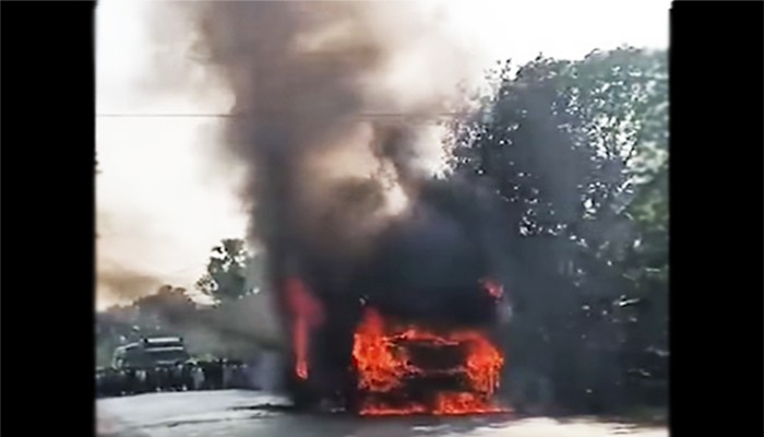 ​যশোরে যাত্রীবাহী বাসে আগুন