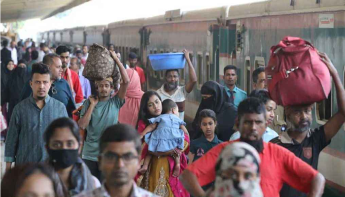 ছুটি শেষে কর্মস্থলে ফিরছে মানুষ: কমলাপুরে যাত্রীদের উপচেপড়া ভিড়