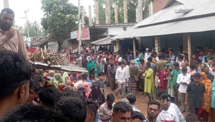 বিছানায় নারীর গলা কাটা লাশ, উঠানে পড়েছিল কাটা পুরুষাঙ্গ