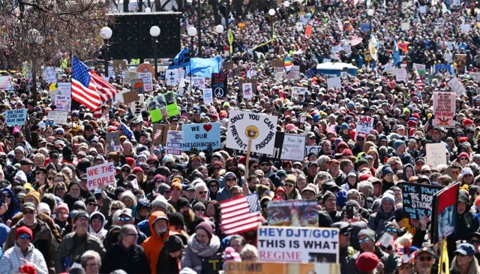 ট্রাম্পের বিরুদ্ধে ৮০ লাখ মানুষের বিক্ষোভ