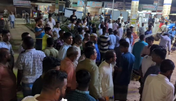 তেলের জন্য ফিলিং স্টেশনে কৃষকদের বিক্ষোভ