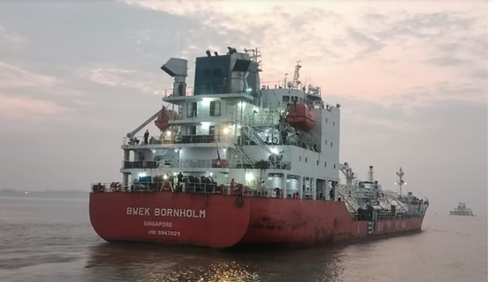 যুদ্ধাঞ্চল থেকে এল প্রথম এলপিজি ট্যাংকার