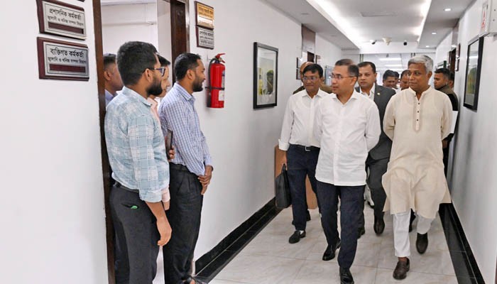 সচিবালয়ে বিভিন্ন মন্ত্রণালয় আকস্মিক পরিদর্শন প্রধানমন্ত্রীর