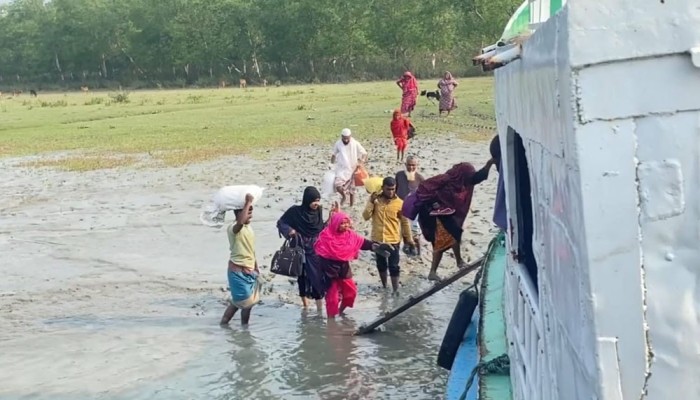 দুর্ভোগে রাঙ্গাবালীর যাত্রীরা