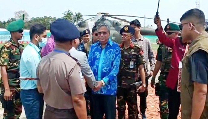 ​পাবনায় মা-বাবার কবর জিয়ারত করলেন রাষ্ট্রপতি