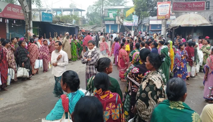 'কামলার হাট': দিনে  ১৫০ টাকায় মিলছে নারী শ্রমিক