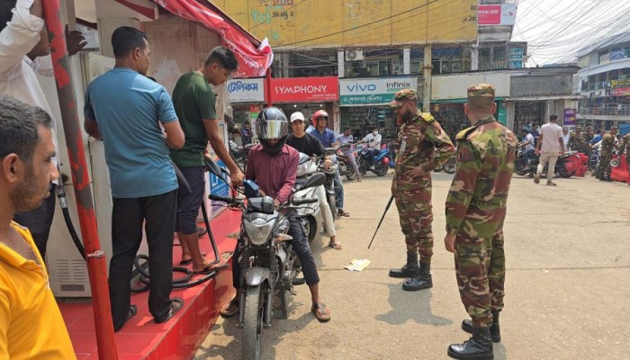 শৃঙ্খলা ফেরাতে ফিলিং স্টেশনে সেনাবাহিনী