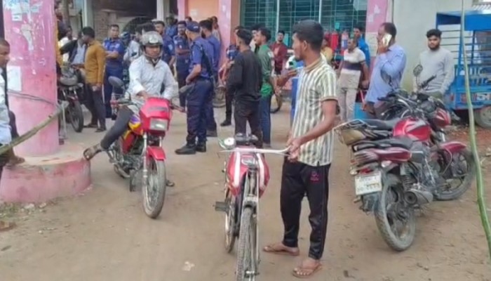 সাইকেলে ট্যাংকি লাগিয়ে পাম্পে যুবক!