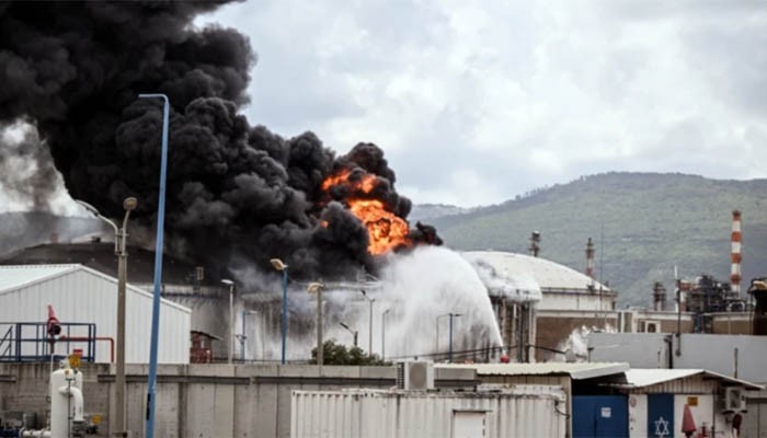 ​ইরানের হামলায় ইসরায়েলের হাইফা তেল শোধনাগারে ভয়াবহ আগুন