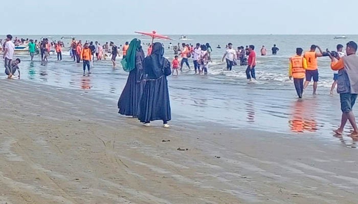 কুয়াকাটায় চরম অব্যবস্থাপনায় বাড়ছে সংকট