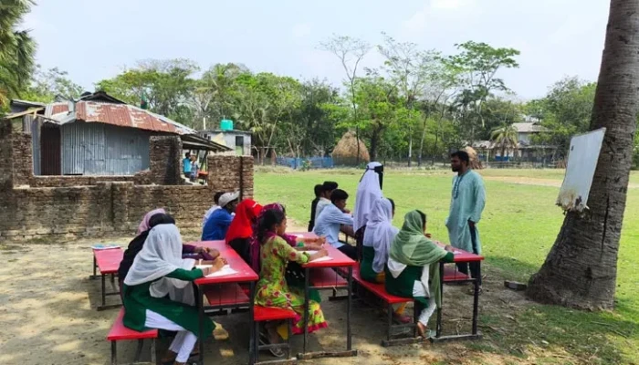 খোলা আকাশের নিচে পাঠদান