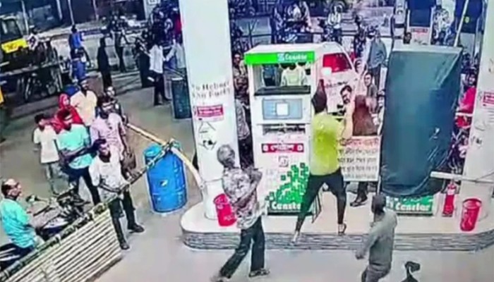 ​বোতলে তেল না দেয়ায় পাম্প কর্মীকে মারধর
