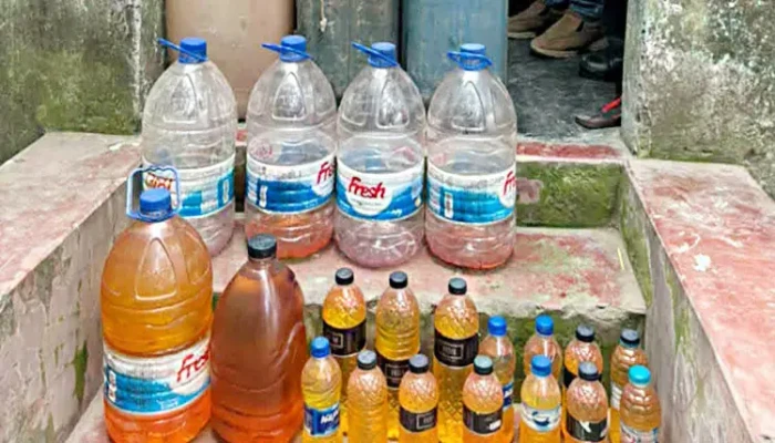 ​মুদি ব্যবসায়ীর খাটের নিচে মিললো পেট্রোল