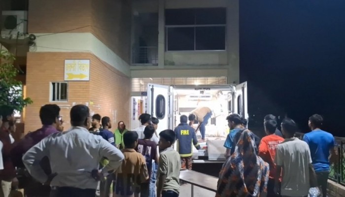 ​মাদারীপুরে ট্রাক-পিকআপের মুখোমুখি সংঘর্ষে একজন নিহত