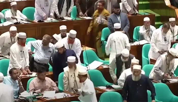 ​জাতীয় সংসদ থেকে বিরোধীদলের ওয়াকআউট