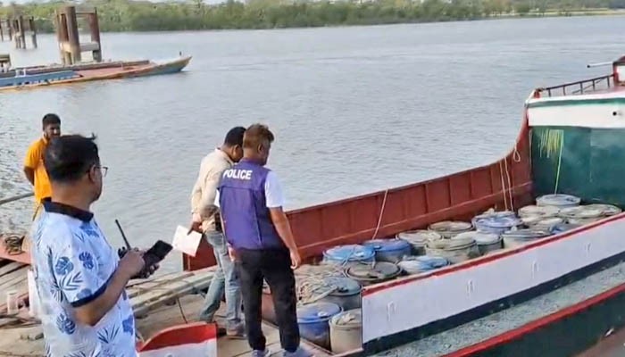 কলাপাড়ায় ৬২০০ লিটার ডিজেল-পেট্রোল জব্দ