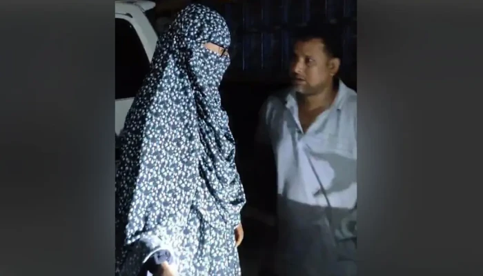 নারী সেজে তেল নিতে গিয়ে ধরা পড়লেন যুবক