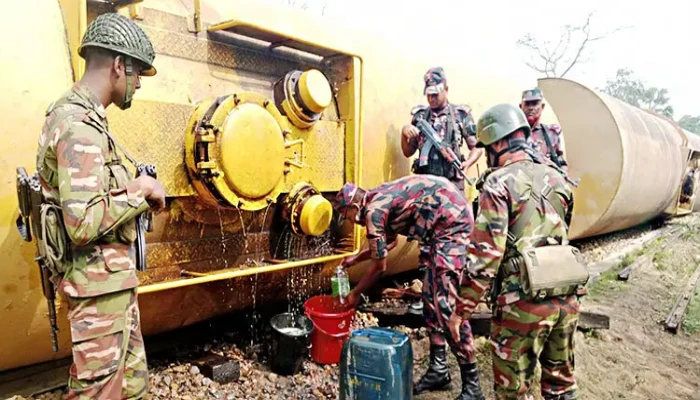 দুর্ঘটনায় কবলিত ট্রেন থেকে ১ হাজার লিটার ডিজেল উদ্ধার