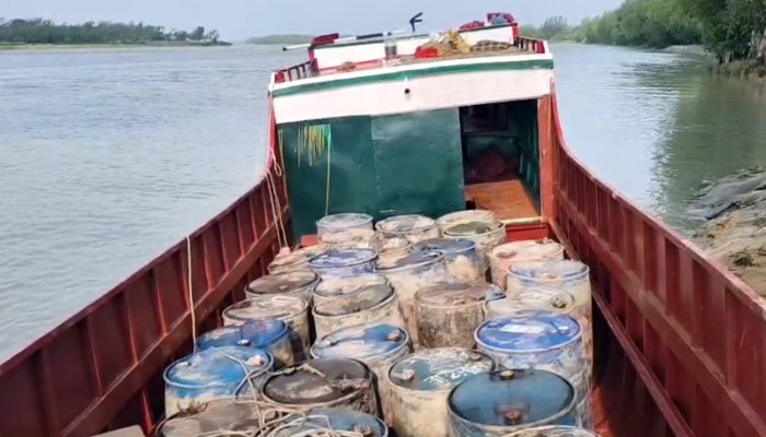 নদীতে নোঙর করা ট্রলার থেকে ৬২০০ লিটার তেল জব্দ