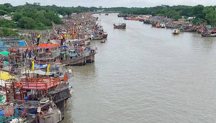 সাগরে মাছ শিকার বন্ধ : জেলে পরিবারে হাহাকার