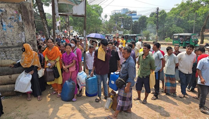 তেলের জন্য কৃষকদের হাহাকার: ছুটছেন এক পাম্প থেকে অন্য পাম্পে