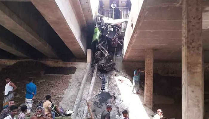 সিরাজগঞ্জে রোড ডিভাইডারে ধাক্কা খেয়ে বাস উল্টে নিহত ৩