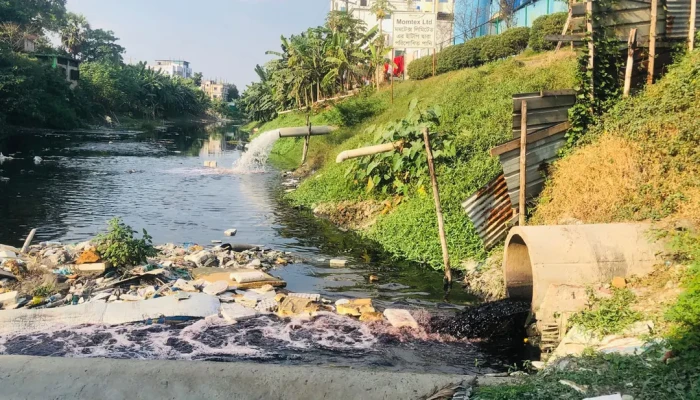 কল-কারখানার বর্জ্যে দূষিত হচ্ছে নদী, বাড়ছে স্বাস্থ্যঝুঁকি