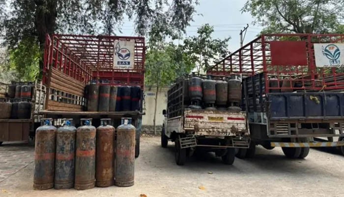 কবরস্থান থেকে উদ্ধার ৪১৪ গ্যাস সিলিন্ডার