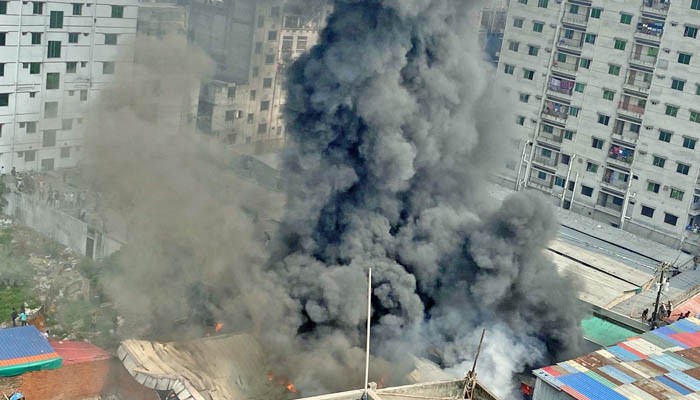 রাজধানীতে  গ্যাসলাইট কারখানায়আগুন