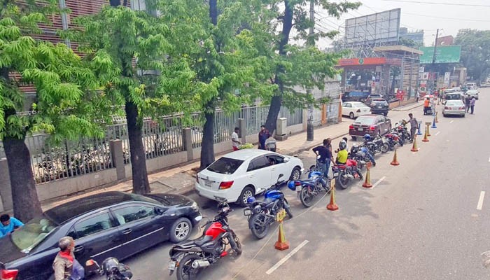 ভিড় কমছে না তেল পাম্পে