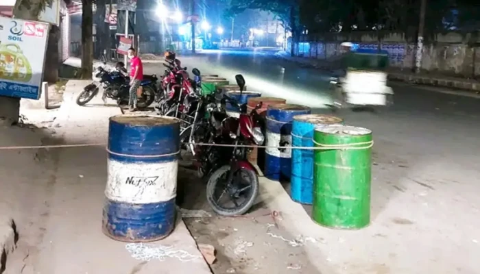 লাইনে মোটরসাইকেল দাঁড় করিয়ে গেস্ট হাউজে রাত কাটালেন চালকরা