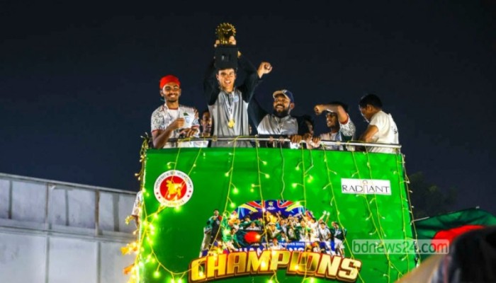 এই ট্রফি শুধু আপনাদের জন্য: ছাদখোলা বাসে অধিনায়ক