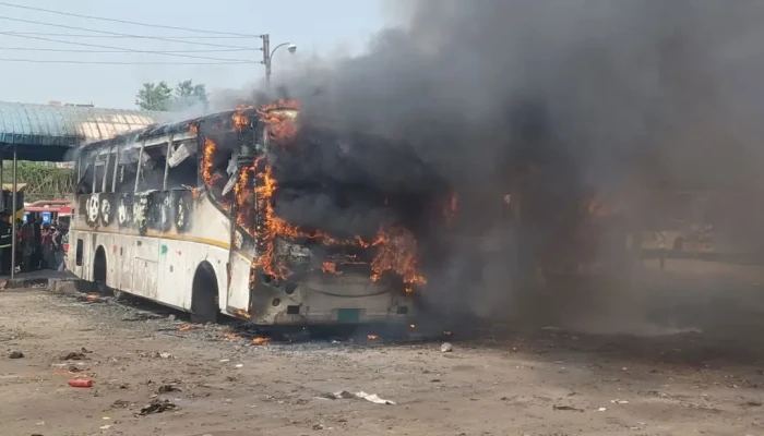 কুমিল্লায় দাঁড়িয়ে থাকা তিন বাসে আগুন