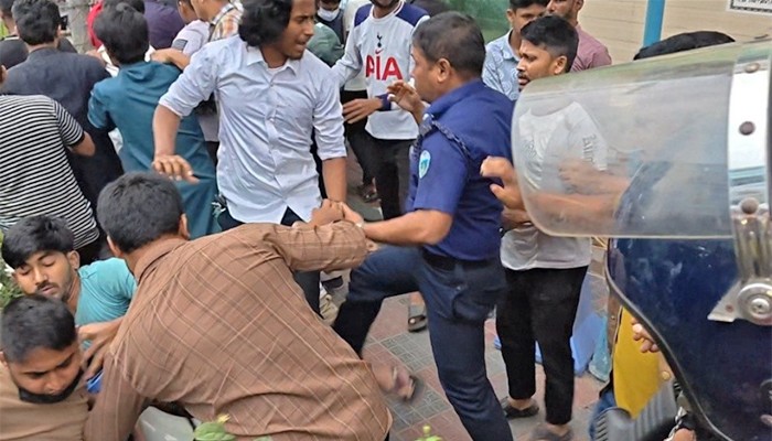 ​লক্ষ্মীপুরে ১৪৪ ধারা ভেঙে পুলিশের সঙ্গে তুমুল সংঘর্ষ