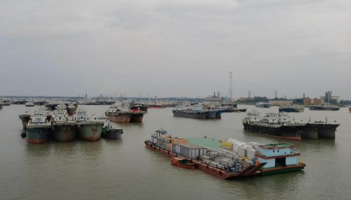 তেল সংকটে ঘাটে ঘাটে জাহাজের জট, অলস  চালকরা