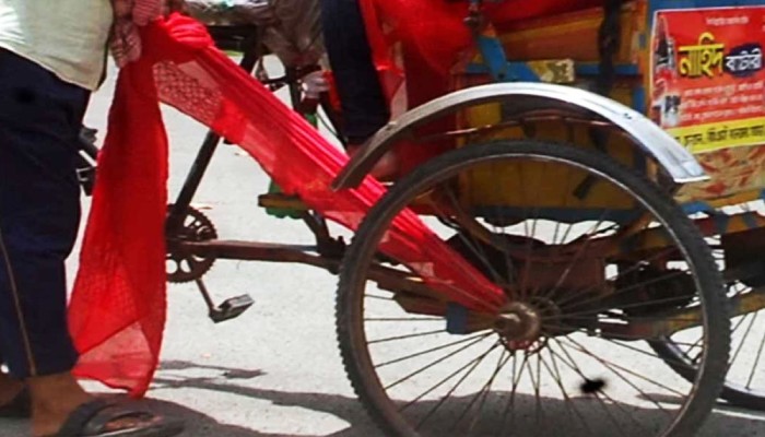 রিকশার চাকায় ওড়না পেঁচিয়ে নারীর মৃত্যু