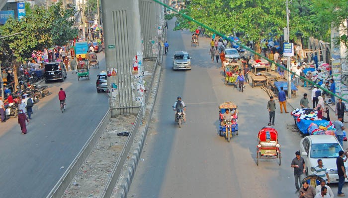 ব্যস্ত ঢাকার সড়কে কমেছে যান চলাচল