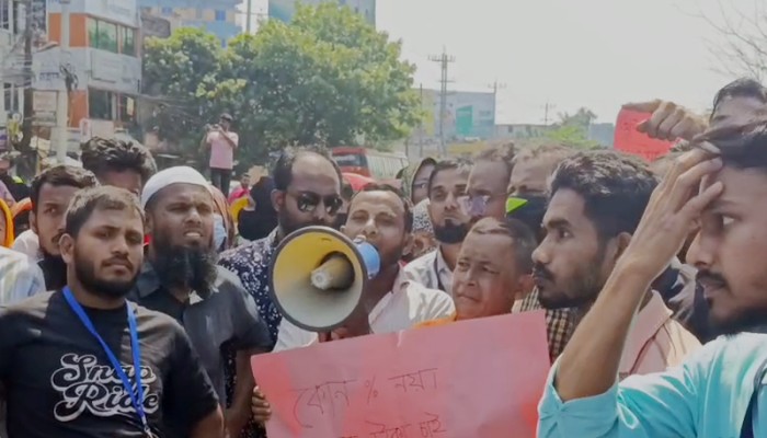 ঢাকা-চট্টগ্রাম মহাসড়ক অবরোধ করে নাসা গ্রুপের শ্রমিকদের বিক্ষোভ