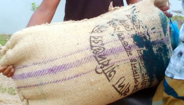 কলাপাড়ায় জেলেদের চাল বিতরণে হরিলুট