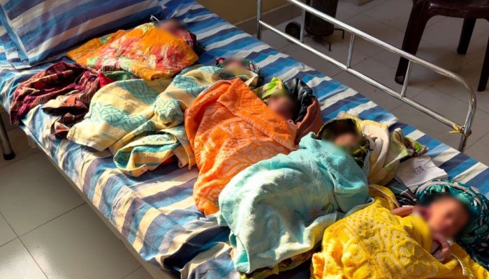 একসঙ্গে ৫ সন্তানের জন্ম, সবাইকে নিয়ে বাড়ি ফিরলেন মা