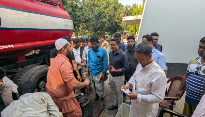 শিবচরে ১২ হাজার লিটার ডিজেল পেলেন কৃষকরা
