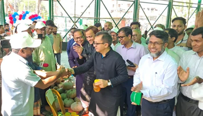 বাজার সিন্ডিকেট রুখতে ‘কৃষকের হাট’ উদ্বোধন করলেন বাণিজ্যমন্ত্রী