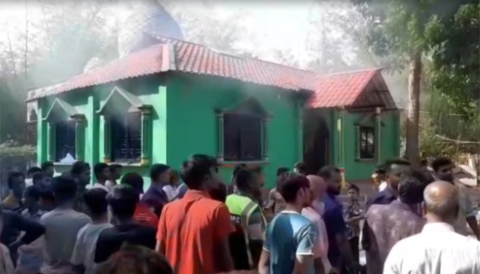 ​কুষ্টিয়ায় মাজারে ভাঙচুরের পর অগ্নিসংযোগ, কথিত ‘পীর’ নিহত