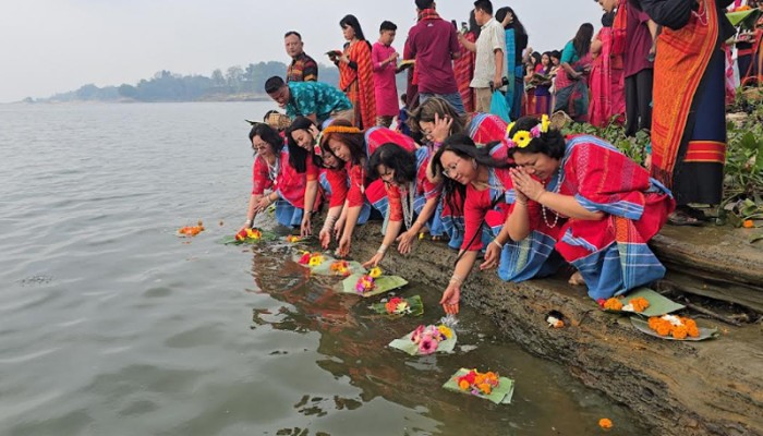 বিদায় বাংলা বর্ষ: কাপ্তাই হ্রদের জলে ভাসল বিজুর ফুল
