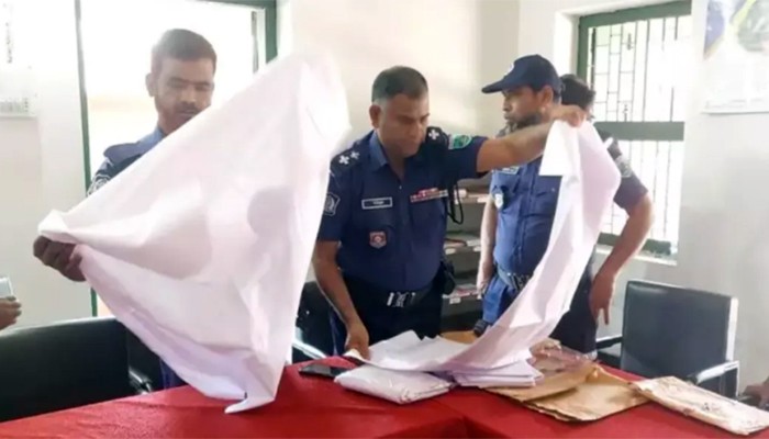 ​দুই কলেজ শিক্ষকের কাছে কাফনের কাপড় প্রেরণ