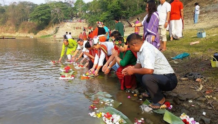 পুরাতনকে বিদায় জানাতে দেশজুড়ে উৎসবের ছোঁয়া