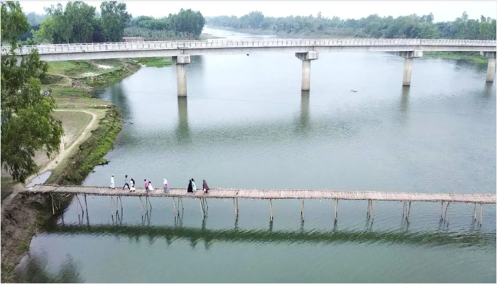 অকেজো  ৩০ কোটি টাকার সেতু: বাঁশের সাঁকোই ভরসা