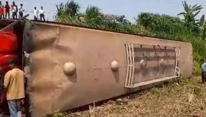 ফরিদপুরে বাস উল্টে খাদে পড়ে আহত ২৬