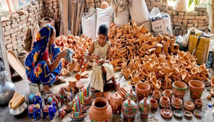 রং-তুলিতে প্রাণ ফিরছে মৃৎশিল্পে