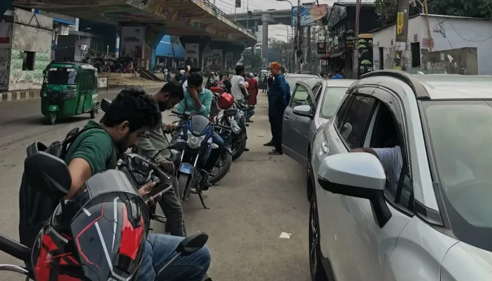 ছুটির দিনেও পাম্পগুলোতে দীর্ঘ লাইন